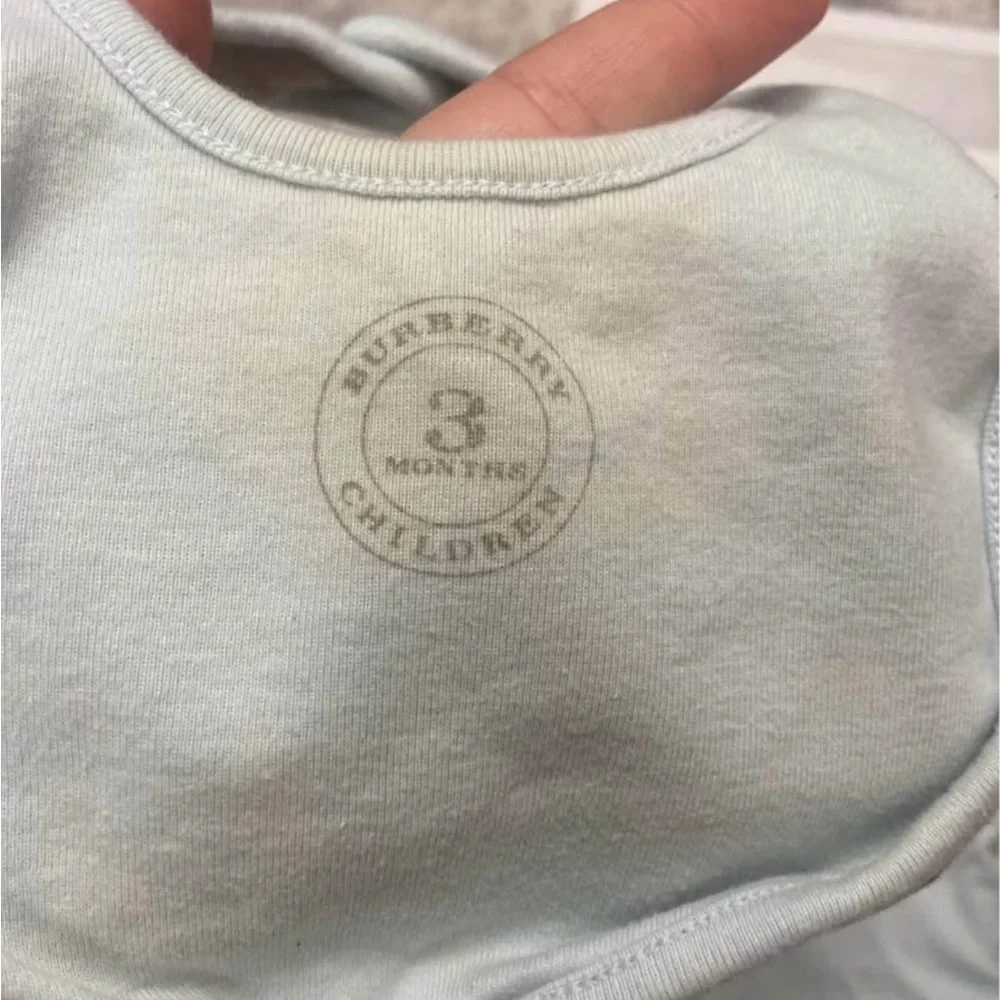 Burberry Children Baby Blue Bodysuit with Signature Check Bib & Box - Picture 4 of 7
